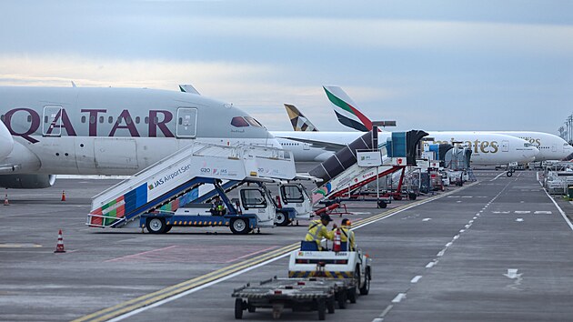 Letadlo spole�nost� Qatar Airways a Emirates Airways stoj� na mezin�rodn�m leti�ti Gusti Ngurah Rai na Bali v Indon�sii. (2. b�ezna 2026) 