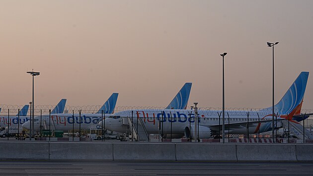Odstaven� letadla na mezin�rodn�m leti�ti v Dubaji po jeho uzav�en� (2. b�ezna 2026)