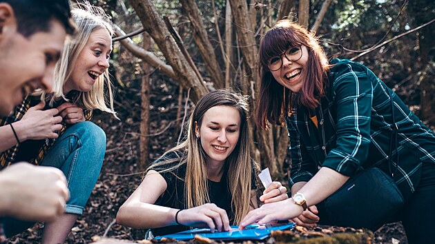 Autorka �nikovek doporu�uje, aby m�l t�m maxim�ln� osm �len�, aby se v�ichni zapojili. Nej�ast�ji chod� rodiny s d�tmi, m�li ale i �koln�
v�lety. V�t�� skupiny se zpravidla rozd�l� a vyr�ej� chv�li po sob�. N�kter� okruhy zvl�dnou za t�i hodiny, jin� a� za osm. (b�ezen 2026)