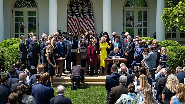 Americk� prezident Donald Trump p�edsed� modlitb�m k�es�ansk�ch p�edstavitel� v�etn� jeho duchovn� poradkyn� Paula White-Cainov� b�hem  N�rodn�ho dne modlitby. (1. kv�tna 2025)