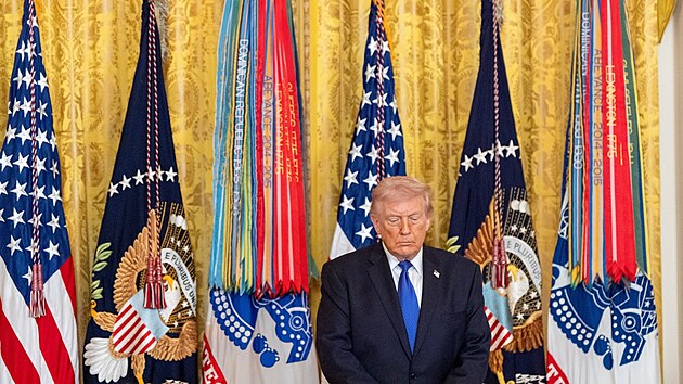 Americk� prezident se modl� b�hem ud�lov�n� Medaile cti. (2. b�ezna 2026)