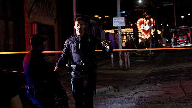 Policist� zasahuj�c� po masov� st�elb� v Austinu. (1. b�ezna 2026)