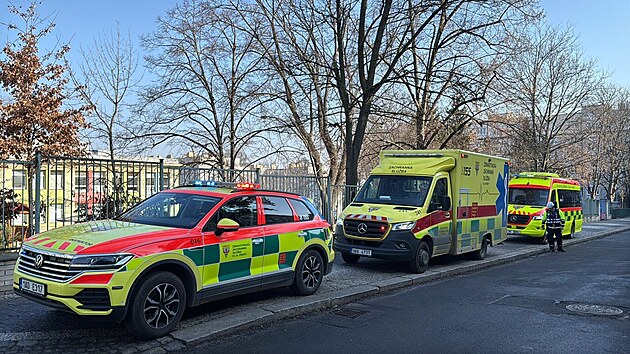 Vozy z�chran��� p�ed z�kladn� �kolou na B�evnov�, kde anonym nahl�sil bombu. (5. b�ezna 2026)