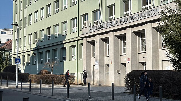 Z�kladn� �kola Pod Marj�nkou obdr�ela hl�en� o nastra�en� bomb�. (5. b�ezna 2026) 