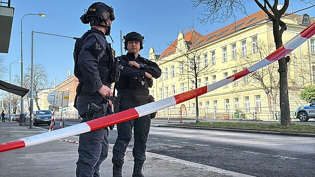 Policist� zasahuj�c� u �koly Marj�nka na pra�sk�m B�evnov�. (5. b�ezna 2026) 