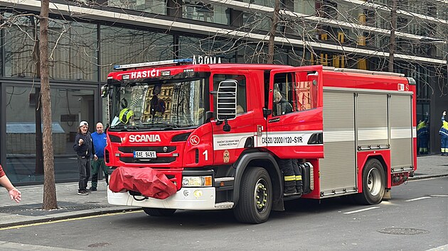 Hasi�i kontroluj�c�, zda nedo�lo k �niku plynu ve Vladislavov� ulici v centru Prahy. (9. b�ezna 2026)