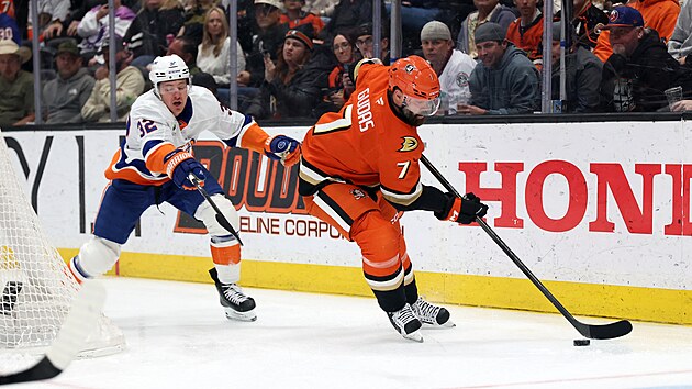 Kapit�n Anaheimu Radko Gudas vede puk b�hem z�pasu proti New York Islanders.
