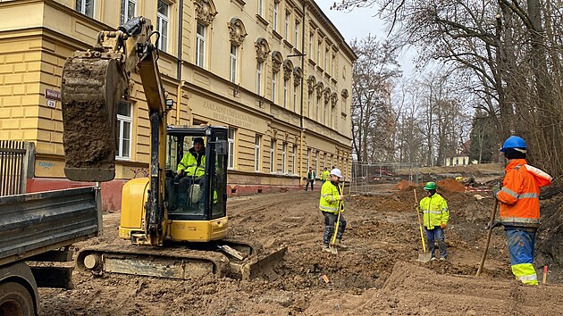 Za dva m�s�ce si by se m�ly vr�tit na silnici mezi plze�sk� ��sti Lobzy a Slovany autobusy m�stsk� dopravy. Zat�m je to st�le velk� staveni�t� pln� bahna. Pr�ce zpomalily archeologick� n�lezy, tvrd� sk�la pod silnic� i vodn� pramen.  (27. �nora 2026)