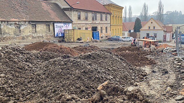 Za dva m�s�ce si by se m�ly vr�tit na silnici mezi plze�sk� ��sti Lobzy a Slovany autobusy m�stsk� dopravy. Zat�m je to st�le velk� staveni�t� pln� bahna. Pr�ce zpomalily archeologick� n�lezy, tvrd� sk�la pod silnic� i vodn� pramen.  (27. �nora 2026)