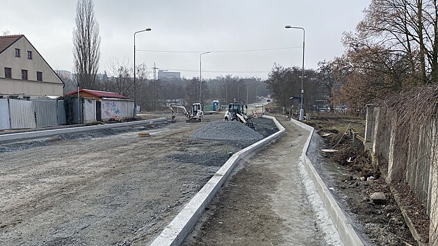 Za dva m�s�ce si by se m�ly vr�tit na silnici mezi plze�sk� ��sti Lobzy a Slovany autobusy m�stsk� dopravy. U mostu p�es �eku �slavu d�ln�ci osazuj� obrubn�ky. (27. �nora 2026)