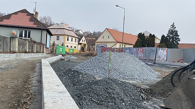 Za dva m�s�ce si by se m�ly vr�tit na silnici mezi plze�sk� ��sti Lobzy a Slovany autobusy m�stsk� dopravy. U mostu p�es �eku �slavu osazuj� d�ln�ci obrubn�ky. (27. �nora 2026)