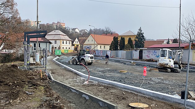 Za dva m�s�ce si by se m�ly vr�tit na silnici mezi plze�sk� ��sti Lobzy a Slovany autobusy m�stsk� dopravy. U mostu p�es �eku �slavu osazuj� d�ln�ci obrubn�ky. (27. �nora 2026)