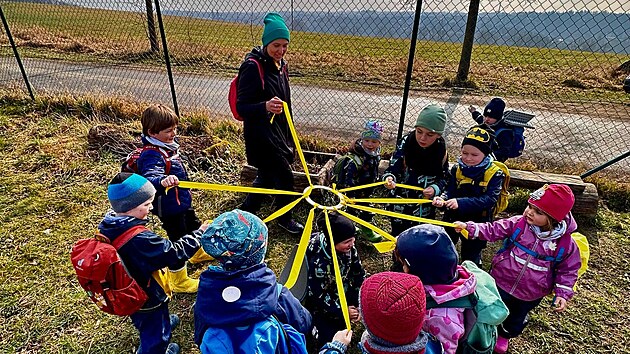 D�ti s u�iteli tr�v� cel� dny venku. (3. b�ezna 2026)