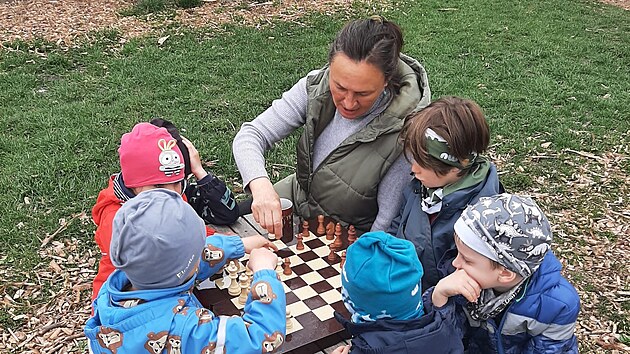 D�ti se v p��rod� u�� a na vzduchu hraj� i spole�ensk� hry. (3. b�ezna 2026)