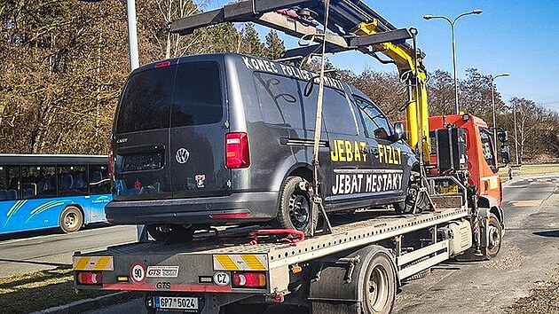 Z�sah str�n�k� u �dajn� nepoj�zdn�ho auta u nemocnice v Plzni. M�stsk� policie ho nakonec nechala odt�hnout. (4. b�ezna 2026)