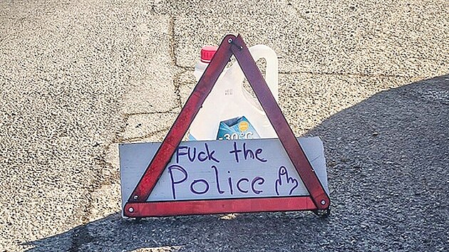 Z�sah str�n�k� u �dajn� nepoj�zdn�ho auta u nemocnice v Plzni. Sv�r�zn� upraven� v�stra�n� troj�heln�k. M�stsk� policie nakonec nechala auto odt�hnout. (4. b�ezna 2026)