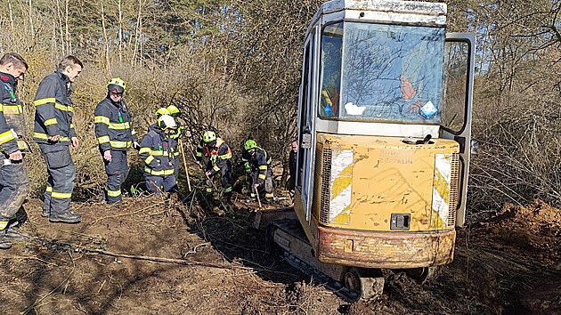 Hasi�i ze �ty� jednotek se sna�� vyprostit u N��an na Plze�sku loveck�ho psa, kter� z�ejm� uv�zl v jezev�� no�e. Na pomoc p�ivolali i mal� rypadlo. (3. b�ezna 2026)