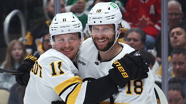 Casey Mittelstadt gratuluje Pavlu Zachovi k druh� brance.