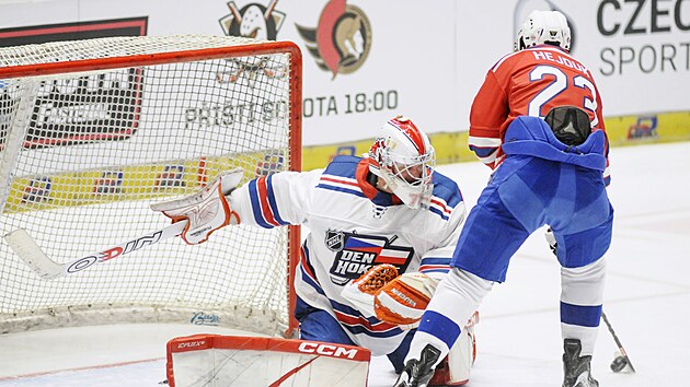 Milan Hejduk blaf�kem p�ekon�v� sv�ho n�kdej��ho spoluhr��e Du�ana Salfick�ho v brance Legend NHL.