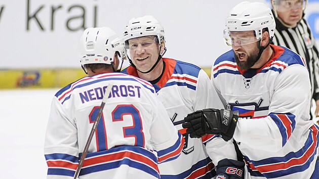 V�clav Nedorost se s par��ky raduje z jednoho z g�l� Legend NHL