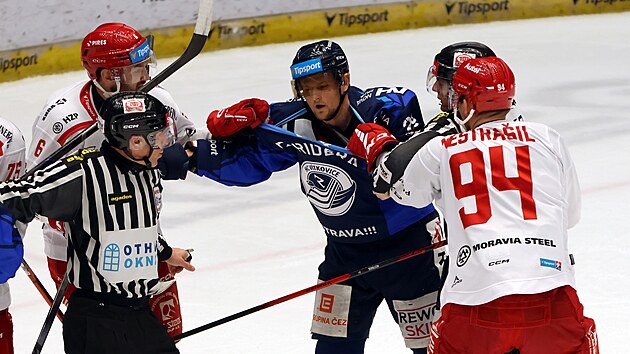 T�ine�t� hokejist� David Musil a Andrej Nestra�il se v z�v�ru t�et� t�etiny p�ed vlastn� brankou pustili do v�tkovick�ho �to�n�ka Jind�icha Abdula a rozp�rali mu dres.