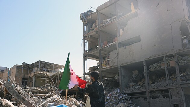 Po americko-izraelsk�ch �toc�ch jsou mnoh� ��sti Teher�nu v trosk�ch. (3. b�ezna 2026)