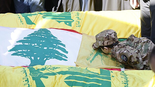 V libanonsk�m Baalbeku poh�bili ob�ti izraelsk�ho bombardov�n�. Rakve p�ekr�vaj� vlajky hnut� Hizball�h. (5. b�ezna 2026)