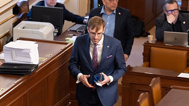 Ministr zdravotnictv� Adam Vojt�ch ve Sn�movn�