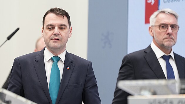 Ministr zahrani�� a ��f Motorist� sob� Petr Macinka  a ministr vnitra Lubom�r Metnar po jedn�n� vl�dy (2. b�ezna 2026)