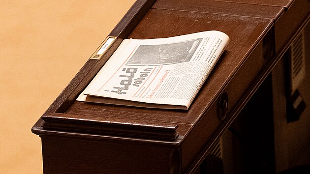 Poslanec Filip Turek m�l ve Sn�movn� p�i projevu prezidenta Petra Pavla na stolku star� vyd�n� Hal� novin. (3. b�ezna 2026)