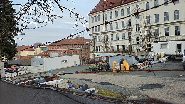 V m�st�, kde je pl�nov�n vstup do roz���en�ho brn�nsk�ho parku Krav� hora, stoj� p��zemn� s�dlo developersk� firmy Frama. Ta ��d� o zm�nu v �zemn�m pl�nu, kter� by j� umo�nila postavit a� 22 metr� vysokou budovu s kancel��emi a byty. To by sen o vytvo�en� zelen� o�zy nabo�ilo.