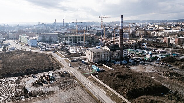 Rozs�hl� tov�rna Zbrojovky v brn�nsk�ch Z�brdovic�ch proslula v�robou zbran�, ale tak� aut, traktor� a dal��ch stroj�. Na jej�m m�st� m� vyr�st nov� �tvr� s byty i komer�n�mi objekty, na za��tku roku 2026 se zde stav� prvn� �ty�i budovy.