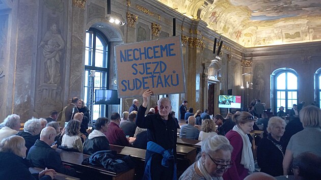 Asi t�i des�tky lid� p�i�ly na jedn�n� brn�nsk�ho zastupitelstva protestovat proti kon�n� sjezdu sudetsk�ch N�mc� v Brn�. (3. b�ezna 2026)