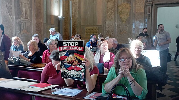 Asi t�i des�tky lid� p�i�ly na jedn�n� brn�nsk�ho zastupitelstva protestovat proti kon�n� sjezdu sudetsk�ch N�mc� v Brn�. (3. b�ezna 2026)