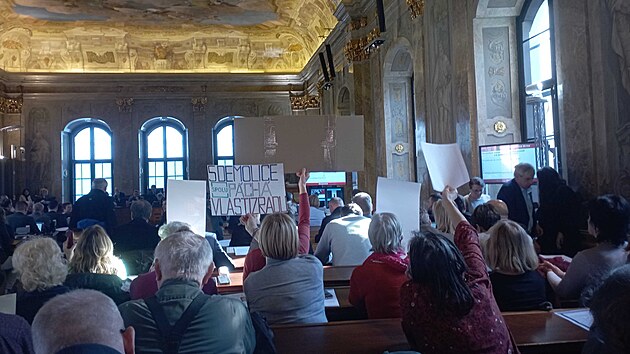 Asi t�i des�tky lid� p�i�ly na jedn�n� brn�nsk�ho zastupitelstva protestovat proti kon�n� sjezdu sudetsk�ch N�mc� v Brn�. (3. b�ezna 2026)