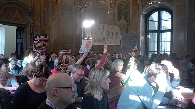 Asi t�i des�tky lid� p�i�ly na jedn�n� brn�nsk�ho zastupitelstva protestovat proti kon�n� sjezdu sudetsk�ch N�mc� v Brn�. (3. b�ezna 2026)