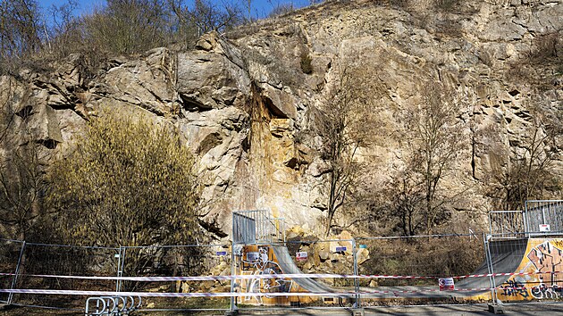 Padaj�c� kamen� z �tesu v brn�nsk�ch Ob�anech ohro�uje tamn� skatepark a h�i�t�, nebezpe�n� m�sto ohrazuj� p�sky a plot. (b�ezen 2026)