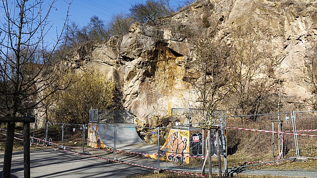 Padaj�c� kamen� z �tesu v brn�nsk�ch Ob�anech ohro�uje tamn� skatepark a h�i�t�, nebezpe�n� m�sto ohrazuj� p�sky a plot. (b�ezen 2026)