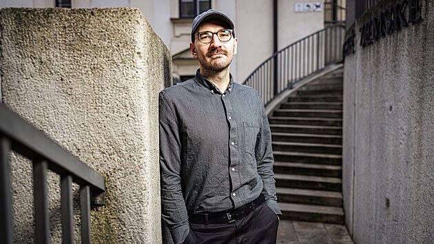 Osmat�icetilet� re�is�r Ond�ej Hude�ek zasadil d�j celove�ern�ho filmu Poberta do koronavirov� pandemie, p�i nat��en� se vr�til do rodn� Str�nice na Hodon�nsku.