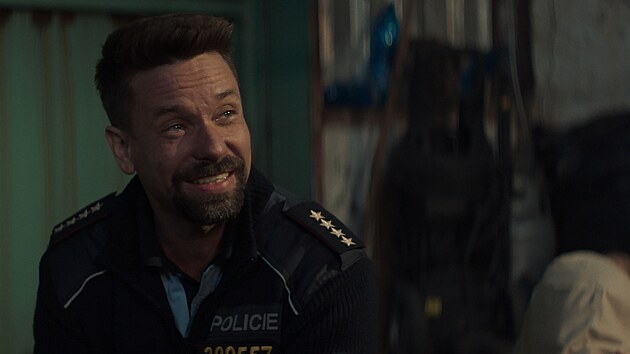 Film Poberta, kter� jde ofici�ln� do kin 5. b�ezna 2026, je zlod�jskou komedi� ve stylu Dannyho par��k� z ji�n� Moravy. Na sn�mku V�clav Neu�il v roli �platn�ho policajta.