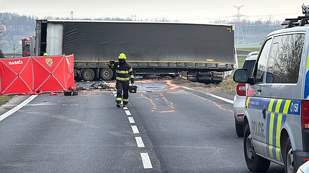 Jednotky IZS zasahovaly u nehody na Kladensku, kde se st�etl osobn� automobil s kamionem. Sr�ku nep�e�ili dva lid�. (9. b�ezna 2026)