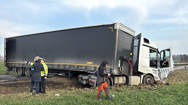 Jednotky IZS zasahovaly u nehody na Kladensku, kde se st�etl osobn� automobil s kamionem. Sr�ku nep�e�ili dva lid�. (9. b�ezna 2026)
