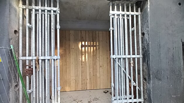 Tvrz Bouda se do�k� opravy vchodov� m��e n�kladn�ho vjezdu..