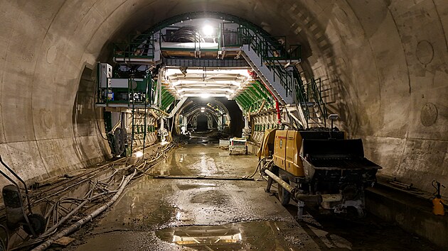 V tunelu Homole prob�haj� pr�ce na sekund�rn�m ost�n� v ra�en� i hlouben� ��sti tunelu. (19. ledna 2026)