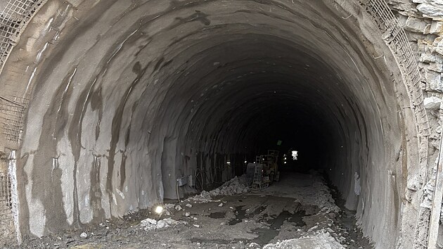 Tunel Homole proch�z� geologicky slo�it�m kopcem. (4. b�ezna 2026)