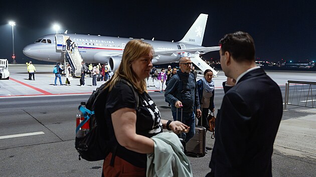 Na pra�sk�m leti�ti V�clava Havla p�ist�l repatria�n� let z egyptsk�ho �arm Al �ajchu. P��letu vl�dn�ho speci�lu se z��astnil tak� ministr zahrani�� Petr Macinka. (4. b�ezna 2026)