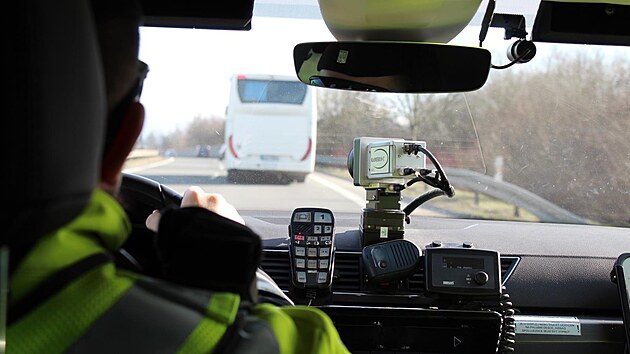 Proh�e�ky �idi�� pom�hal odhalit policejn� autobus