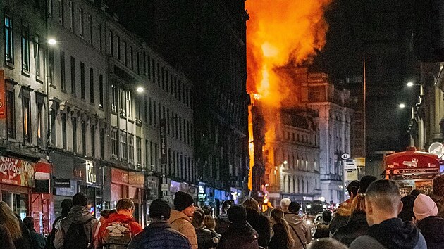 Budovu hlavního nádraží ve skotském Glasgow poničil požár, částečně se zřítila