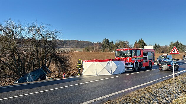 U Kostelce nad �ern�mi lesy zem�el po nezvl�dnut� j�zd� �idi� osobn�ho vozu. (2. b�ezna 2026)