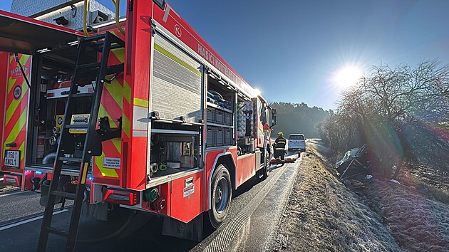 U Kostelce nad �ern�mi lesy zem�el po nezvl�dnut� j�zd� �idi� osobn�ho vozu. (2. b�ezna 2026)